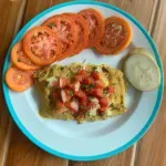 Desayuno con Calabacín, Salsa de Tomate y Frutas Frescas