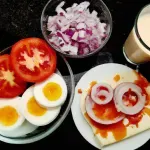 Desayuno con Cebolla, Salsa de Tomate, Queso y Frutas Frescas
