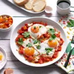Desayuno con Huevo, Pimientos, Pechuga de Pollo y Salsa de Tomate