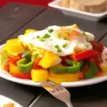 Desayuno con Pimientos, Patatas, Salsa de Tomate y Frutas Frescas