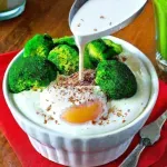 Desayuno Saludable con Brócoli, Berenjena, Pechuga de Pollo y Yogurt
