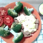 Desayuno saludable con brócoli, calabacín, salsa de tomate y yogurt
