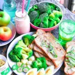 Desayuno saludable con brócoli, pan, frutas frescas y yogurt