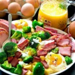 Desayuno Saludable con Brócoli, Patatas, Jamón y Frutas Frescas