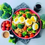 Desayuno saludable con brócoli, salsa de tomate y avena