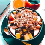 Desayuno Saludable con Cebolla, Frutas Frescas, Yogurt y Frutos Secos