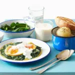 Desayuno saludable con espinacas, cebolla, patatas y yogurt