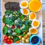 Desayuno Saludable con Espinacas, Tomates, Berenjena y Frutos Secos