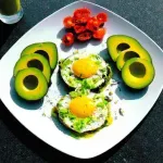 Desayuno Saludable con Huevo, Aguacate, Calabacín y Salsa de Tomate