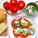 Desayuno Saludable con Huevo, Tomates, Pan y Yogurt