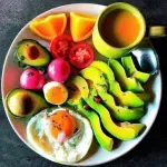 Desayuno Saludable con Pimientos, Aguacate, Berenjena y Frutas Frescas