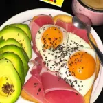 Desayuno Saludable con Pimientos, Aguacate, Jamón y Frutas Frescas