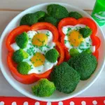 Desayuno Saludable con Pimientos, Brócoli, Frutas Frescas y Yogurt