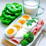Desayuno Saludable con Pimientos, Brócoli, Jamón y Yogurt