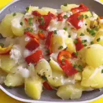 Desayuno saludable con pimientos, cebolla, brócoli y patatas