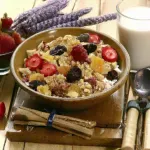 Desayuno Saludable con Queso, Frutas Frescas, Yogurt y Frutos Secos