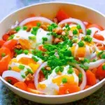 Desayuno Saludable con Tomates, Cebolla, Frutas Frescas y Frutos Secos