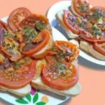 Desayuno con tomates, berenjenas, salsa de tomate y pan