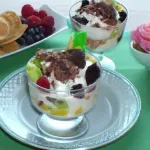 Postre de Yogurt, Chocolate, Queso Crema y Frutas Frescas