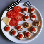 Snacks de Queso, Tomates, Anchoas y Salsa de Tomate